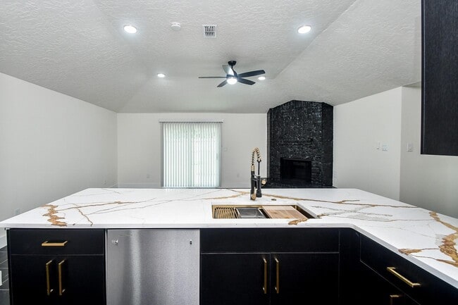 Building Photo - 6530 La Violetta Dr