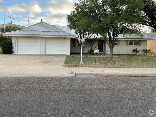 Building Photo - Four bedroom home on the Eastside with a p...