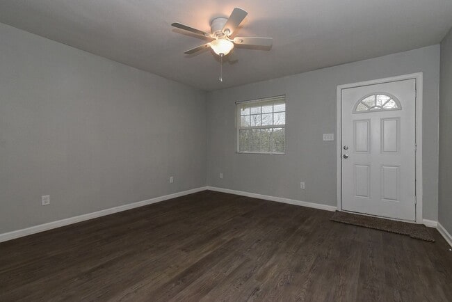 Photo - 496 Loraine Cir