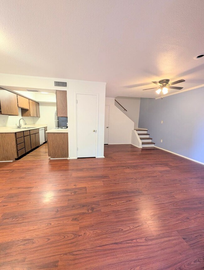 Photo - CUTE TOWNHOME AVAILABLE NOW NEAR DOWNTOWN ...