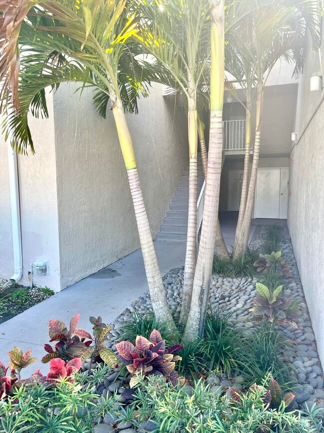 Building Photo - 2820 N Oakland Forest Dr Unit 203