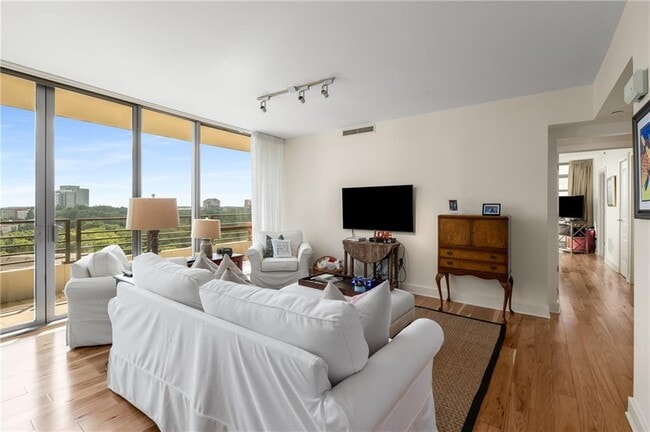 Photo - 700 Park Regency Pl NE Unidad 1906