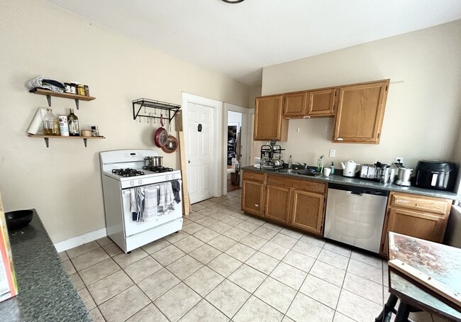 Building Photo - 72 Calumet St