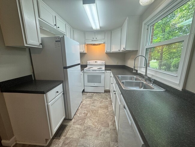 Photo - Spacious 3 bedroom apartment with Den and Huge Primary Suite
