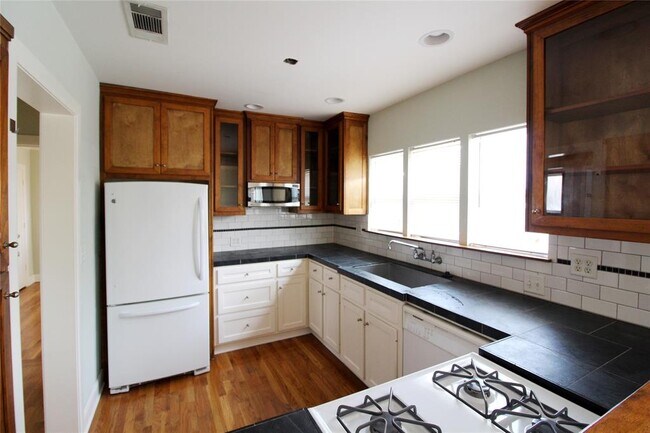Photo - 18 Linwood St