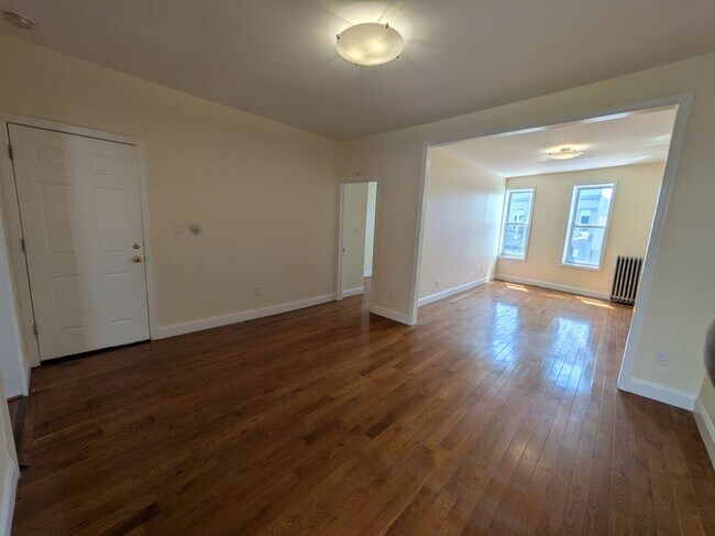 Building Photo - 215-13 Jamaica Ave Unit 2nd Floor