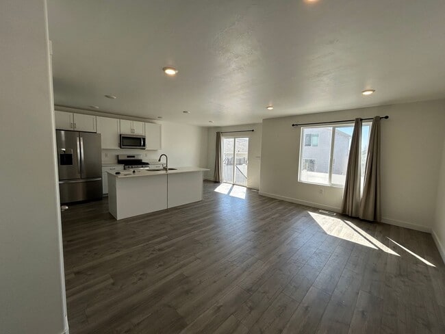 Photo - 3 Bedroom 2.5 Bathroom Townhouse in Eagle Mountain!