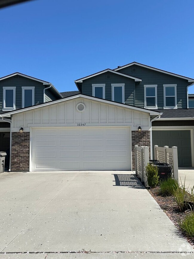 Building Photo - Modern Townhome Near Eagle Greenbelt..3-be...