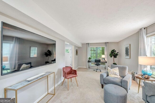 Photo - 2011 Kemp Rd NE