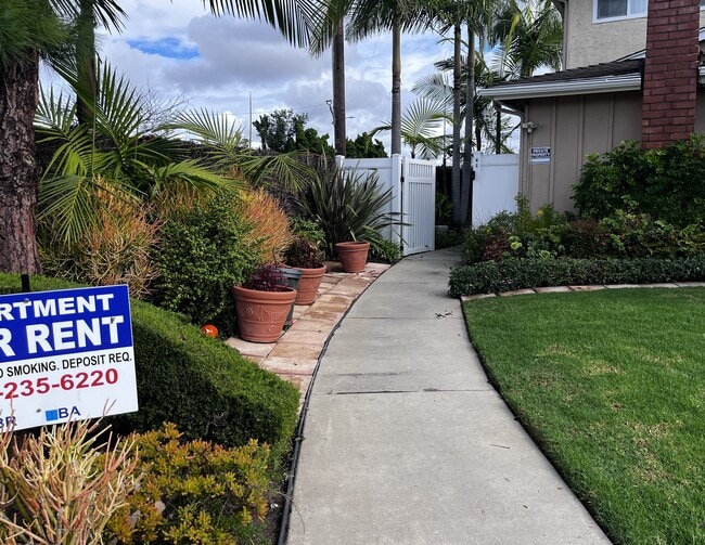 Building Photo - 16522 Hillview Cir Unit B