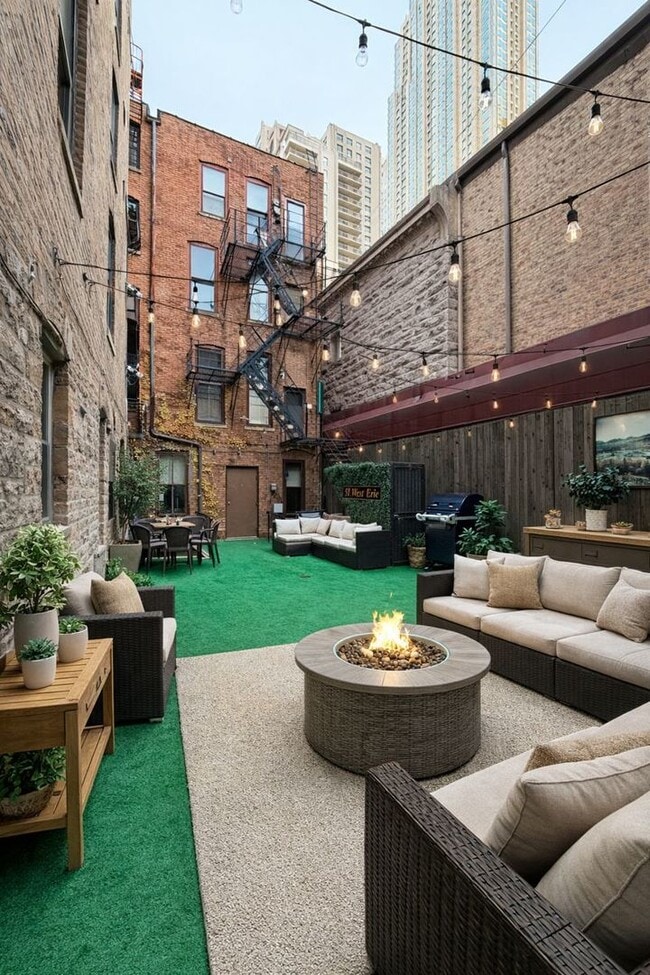 Photo - 642 N Dearborn St