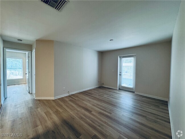 Building Photo - 2435 Lantana Ave S Rental