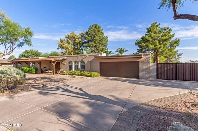 481 W Half Moon Way