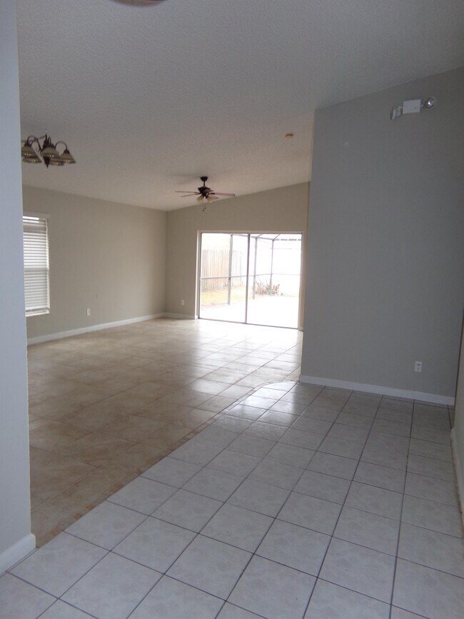 Photo - 111 Lochness Ln