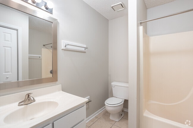 2BR, 1BA - 1,050 SF