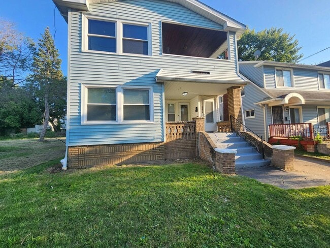 Building Photo - 15816 Grovewood Ave Unit DN