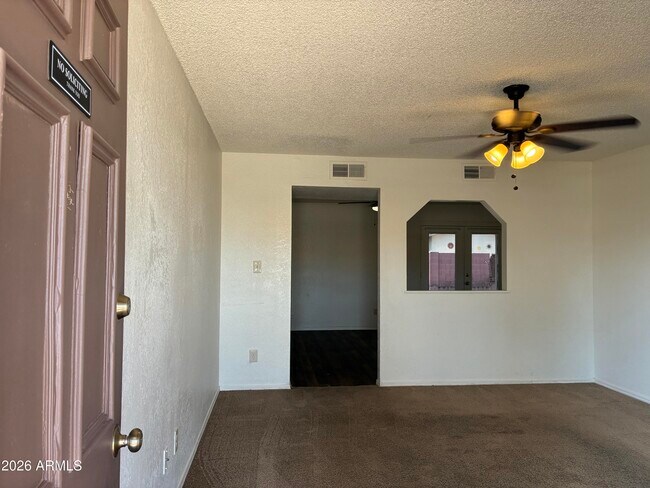 Photo - 602 W Wickieup Ln