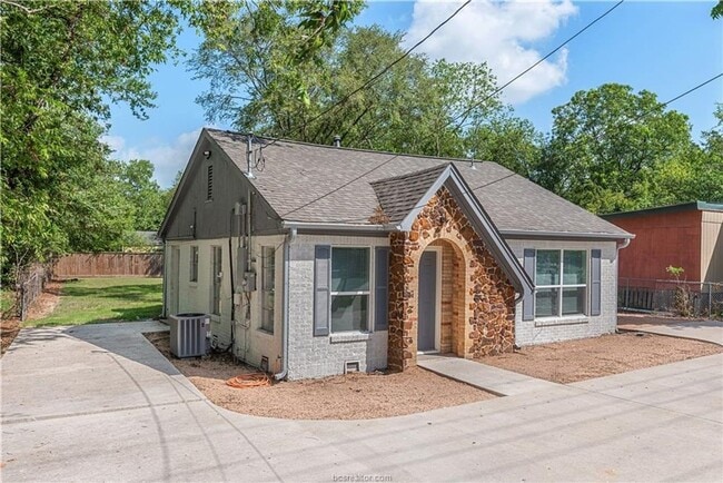 Photo - AUGUST PRE-LEASE!! Adorable 3/2 close to D...