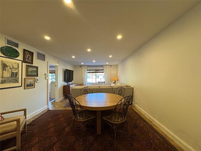 Building Photo - 9 NE 19th Ct Unit 211C