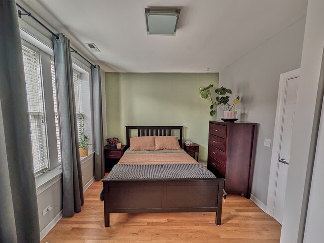 Building Photo - 534 1/2 W Belmont Ave Unit 3S