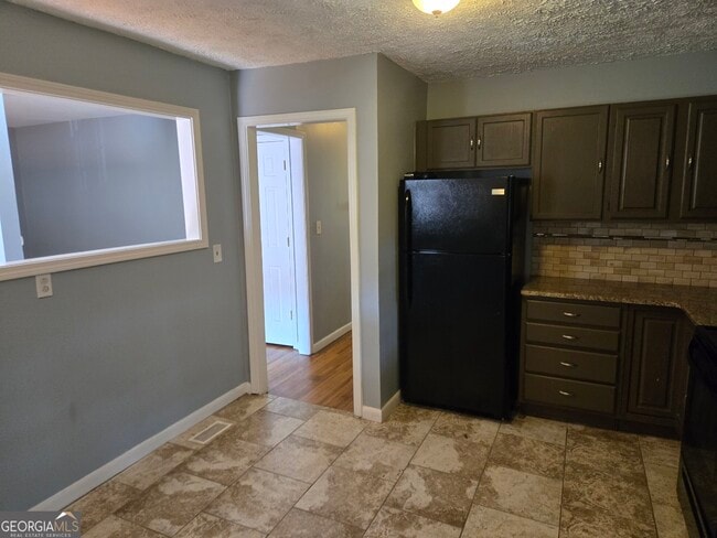 Photo - 1387 Town Country Dr SE