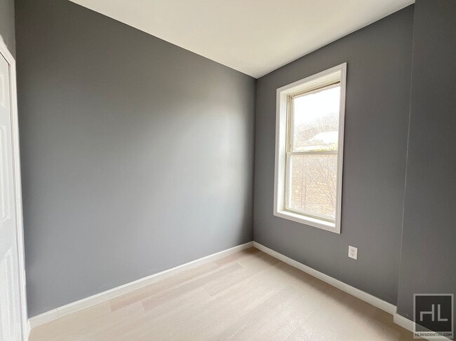Photo - 26 AVENUE Unit 2F