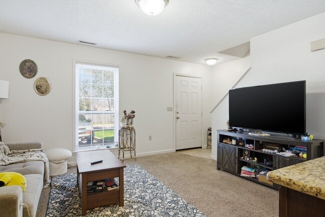 Photo - Pet Friendly 2 Bed/2 Bath Townhouse Close to Campus