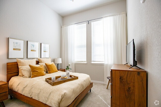 2 BR, 2 BA - 1,102SF