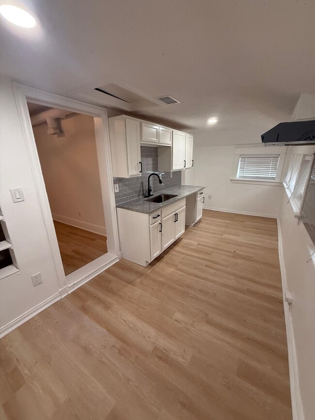 Photo - 3333 Gillham Rd