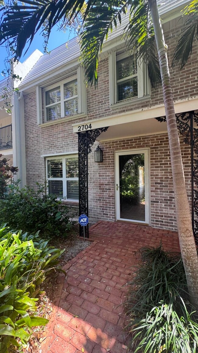 Building Photo - 2704 Cardinal Dr