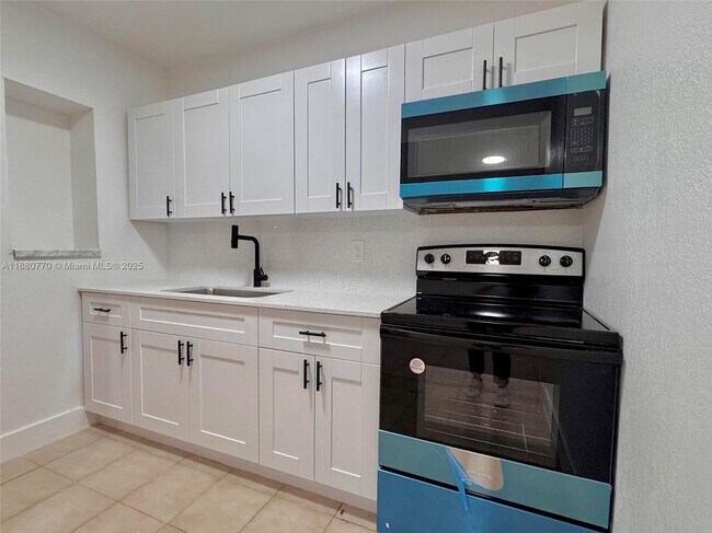 Building Photo - 541 E 38th St Unit REAR Rental