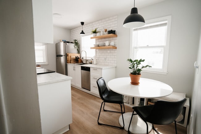 Kitchen - 2122 Highland Pl