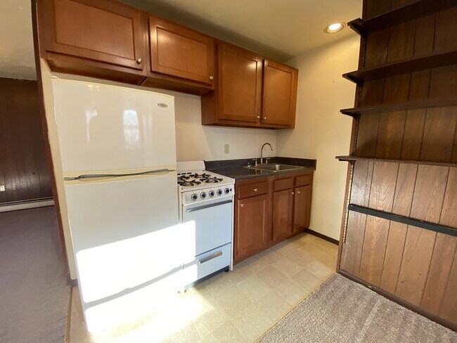 Building Photo - Super Studio Apartment close to Pitt! Great Deal! Call Today! Unit L2