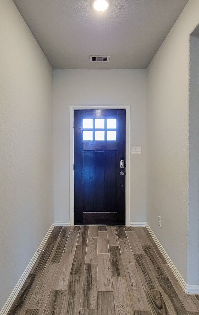 Photo - Quiet Cul De Sac! Tray Ceiling in Family &...