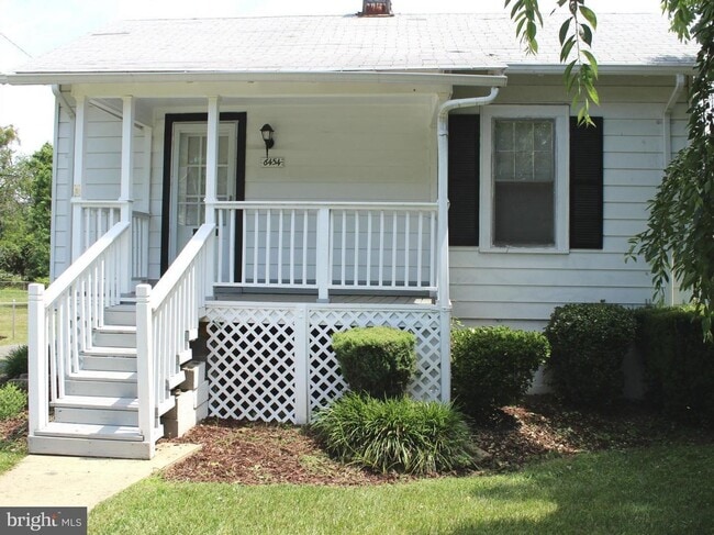 Building Photo - Lovely Cottage with Detached 2-Car Garage