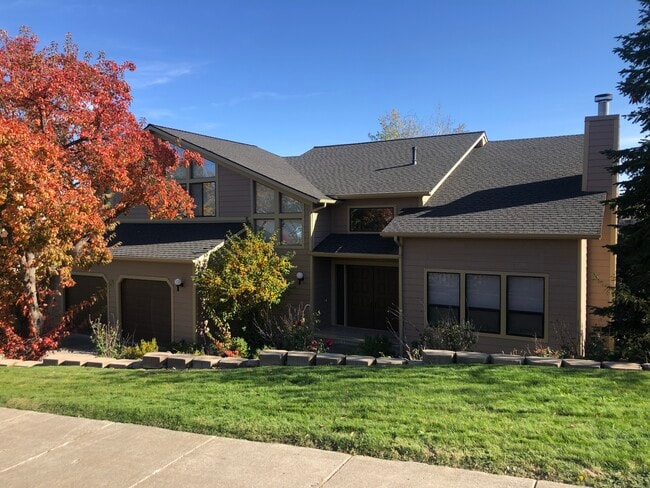 Photo - 715 SW Staley Dr