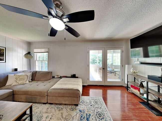 Photo - 456 Mark Ave