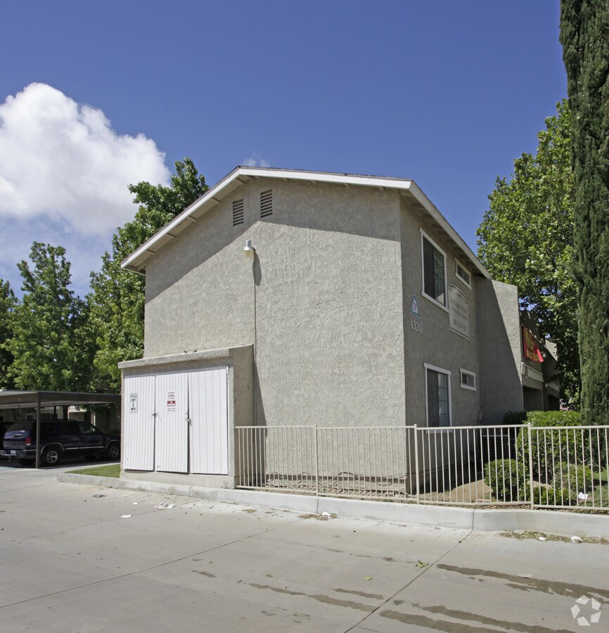 Iron Mountain Apartments - Iron Mountain Apartments