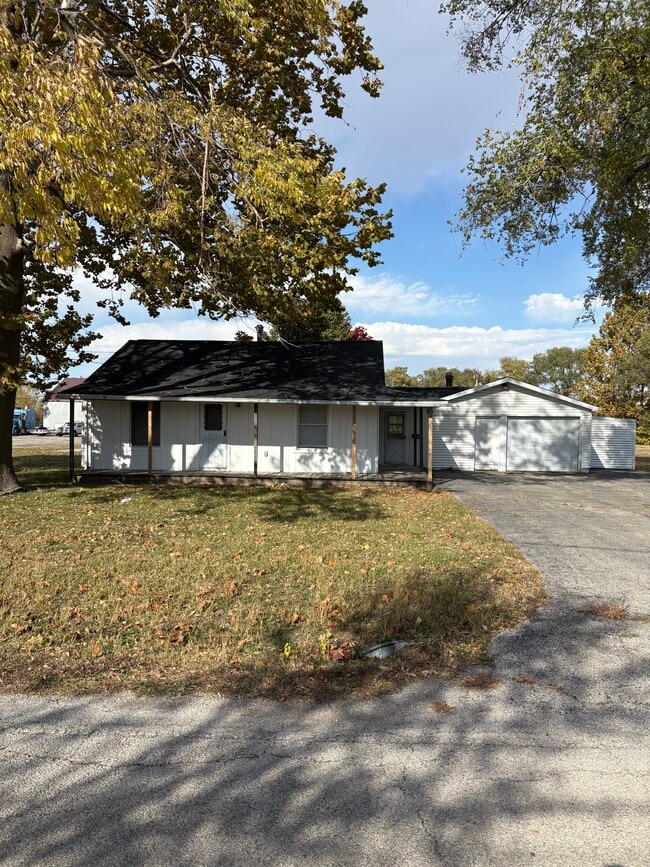 Building Photo - 2138 E Damon Ave