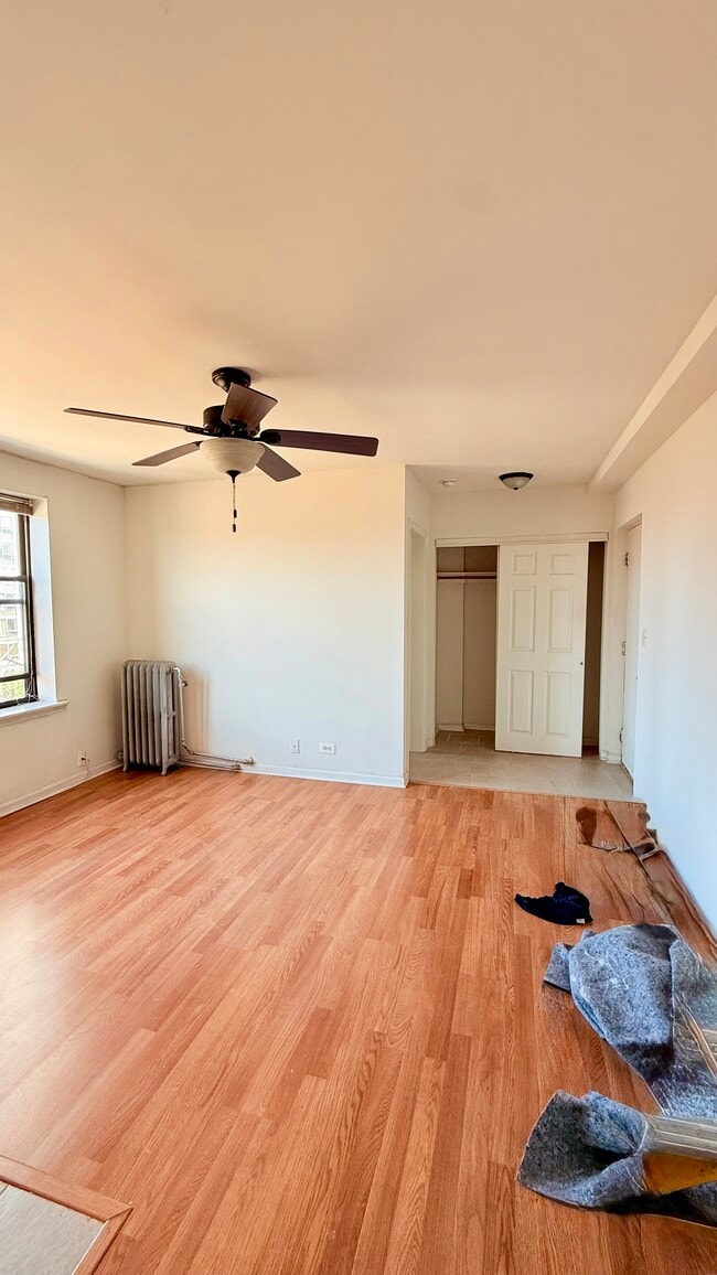 Building Photo - 3933 N Clarendon Ave Rental