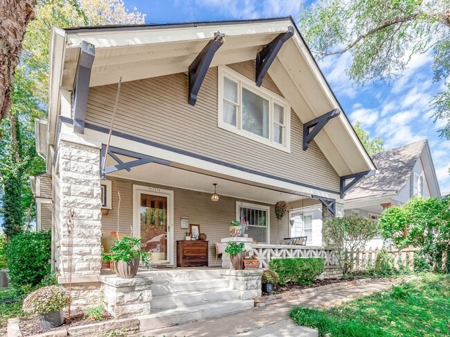 Building Photo - Fantastic West Plaza Bungalow