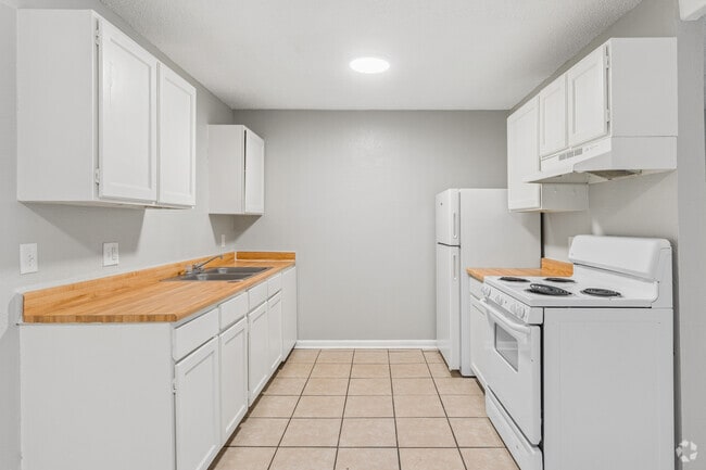 1BR, 1BA - 613SF - Kitchen - Cottonwood Apartments