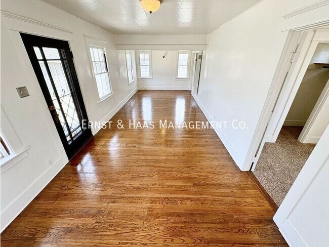 926 1/2 Newport Ave-