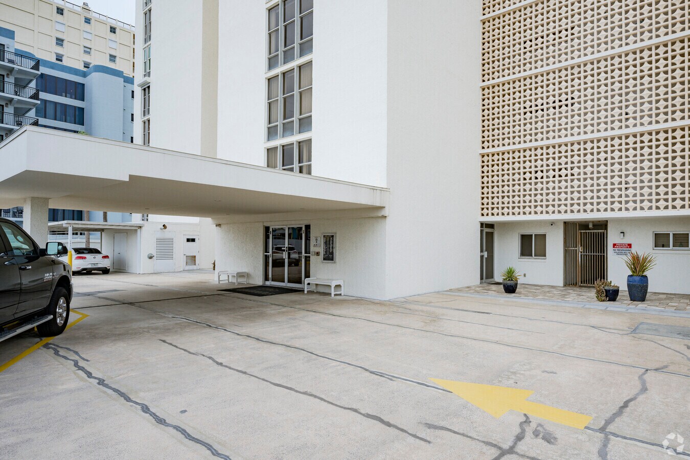 Entrada - The Atlantis Condominium