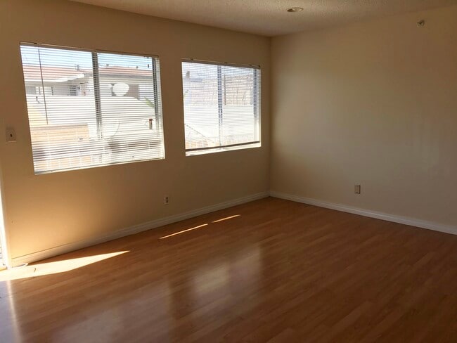 Sala de estar - 2 grandes ventanales - 4553 W 116th St Unidad 1