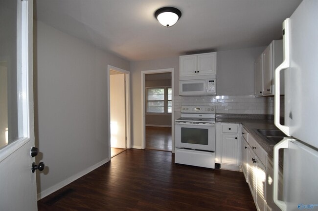 Photo - 411 Ewing St NW