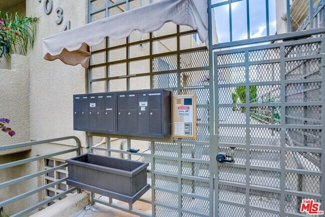 1034 S Shenandoah St Unit 2