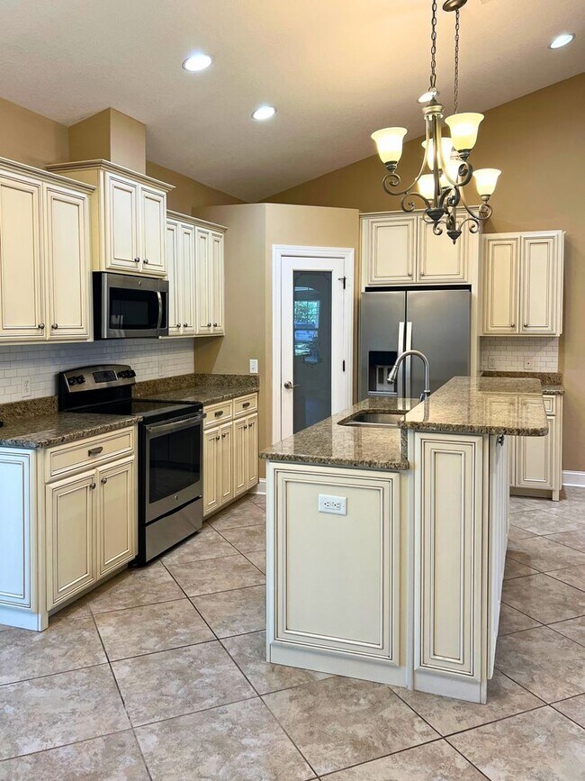 Photo - 4/2 with access to amenities, close to base!!