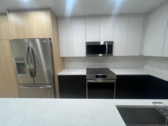 Photo - 910 W Hallam St Unit 12