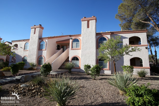 Building Photo - Spacious 2Bdm 2Ba Condo with Fireplace & B...
